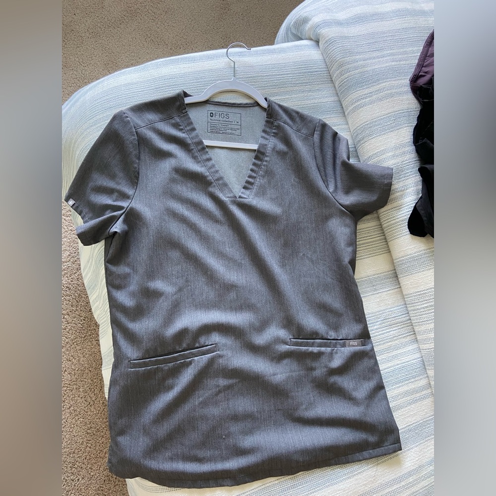 Figs size medium grey 3-pocketed top